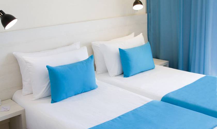 Standard triple rooms ALEGRIA Maripins Malgrat de Mar Standard triple rooms ALEGRIA Maripins Malgrat de Mar