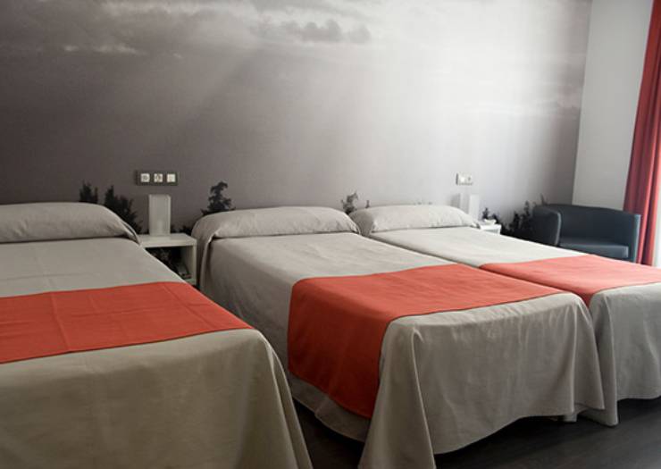 Habitación doble con cama supletoria Hotel Curious by ALEGRIA Barcelona Habitación doble con cama supletoria Hotel Curious by ALEGRIA Barcelona