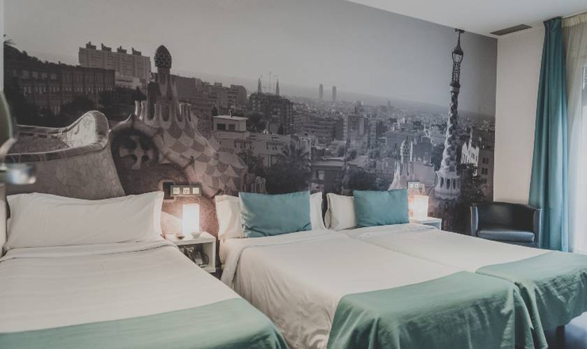 Habitación doble con cama supletoria Hotel Curious by ALEGRIA Barcelona