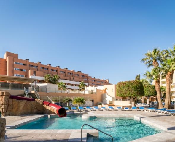 PISCINA CON TOBOGÁN Hotel Fenix Family by ALEGRIA Roquetas de Mar PISCINA CON TOBOGÁN Hotel Fenix Family by ALEGRIA Roquetas de Mar