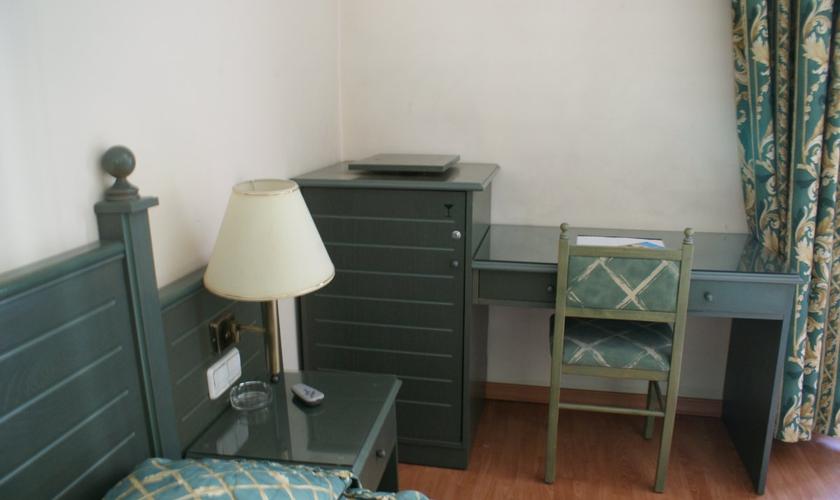 Habitación Triple (3pax) Hotel Sant Jordi by ALEGRIA Andorra La Vella Habitación Triple (3pax) Hotel Sant Jordi by ALEGRIA Andorra La Vella